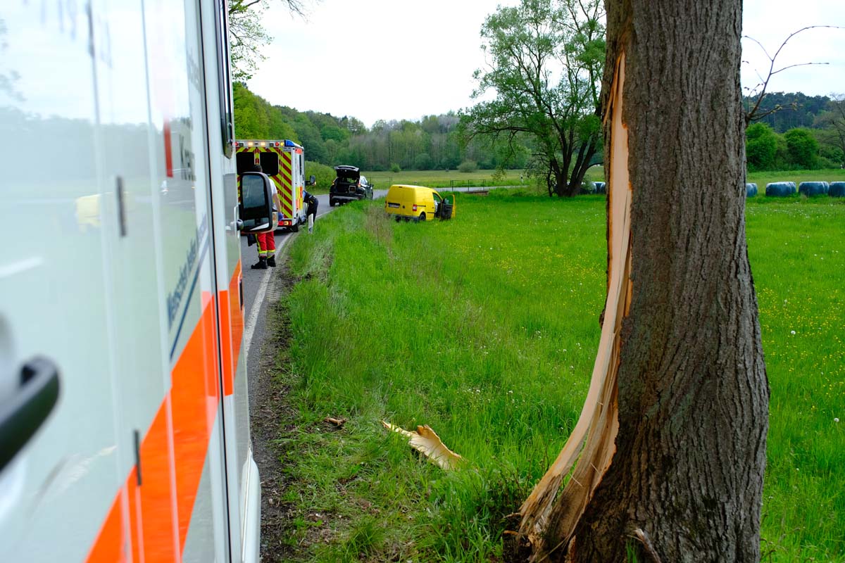 Pkw Touchiert Baum – Fahrer Und Beifahrer Werden Leicht Verletzt – Nh24.de