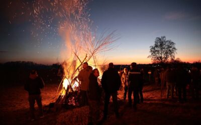 Schwälmer Bauern entzünden ein Mahnfeuer