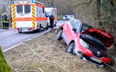 Schwerer Unfall in Oberaula: Drei Fahrzeuge beteiligt, zwei Verletzte