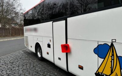 KS: Busse kontrolliert; Peugeot 407 gesucht