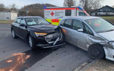 Zwei Autos kollidieren in Homberg: E-Call löst Notruf aus