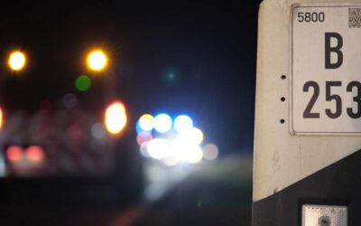 Schwerer Verkehrsunfall auf der B 253: Drei junge Männer verletzt