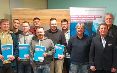 Leon Brassel als Prüfungsbester unter den neuen Metallbauergesellen ausgezeichnet