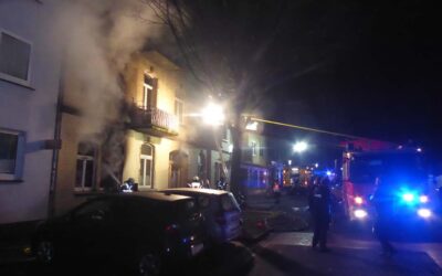 Feuerwehr rettet 13 Bewohner aus Mehrfamilienhaus