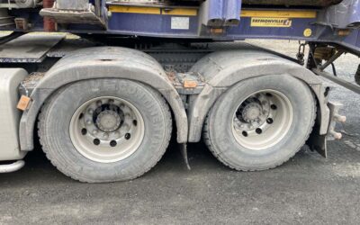 Polizei stoppt Holz-Lkw mit 17 Tonnen „Übergewicht“