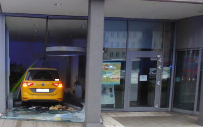 Eingangsbereich von Finanzamt bei Unfall stark beschädigt