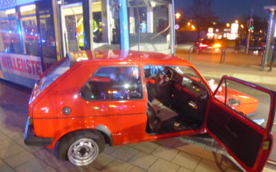 KS: Pkw kollidiert mit Straßenbahn; Exhibitionist