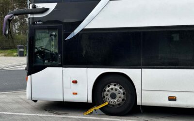 Polizisten ziehen Bus wegen Mängel aus dem Verkehr