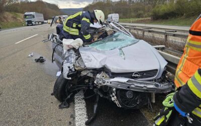 SEK: Unfälle auf Autobahnen; „LOL“ in Pkw geritzt