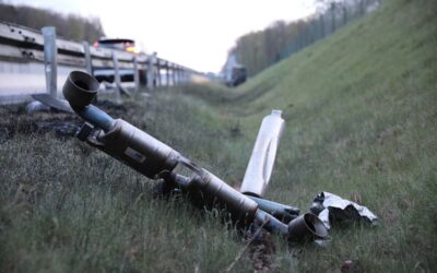 A 49: Ersthelfer befreien Autofahrer aus brennendem Fahrzeug 