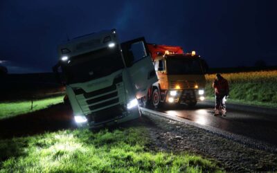 Lkw mit Schweinehälften kommt von B 254 ab