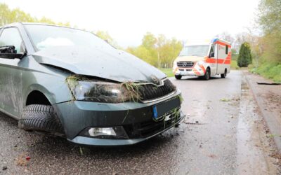 Frau und Mann verletzen sich bei Alleinunfällen