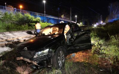Nicht alltäglicher Unfall: Pkw kommt im Gleisbett zum Stehen