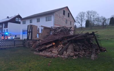 Scheuneneinsturz in Knüllwald sorgt für Großeinsatz – Keine Verletzten