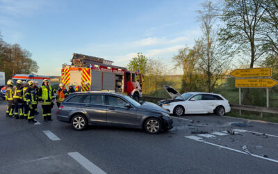 SEK: B 254 nach Unfall voll gesperrt; Einbrüche
