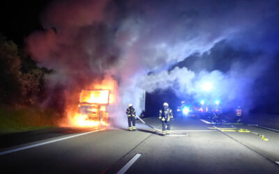 A 7: Lkw-Fahrer bei Pannenabsicherung verstorben; Lkw brennt