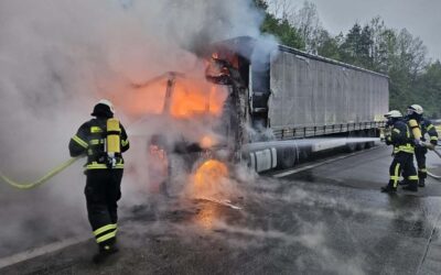 Knüllwald: Zugmaschine in Vollbrand