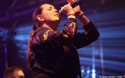 Party unter Polarlicht über dem Silbersee