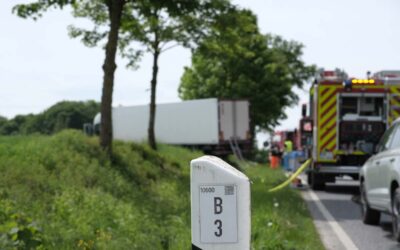 B 3: Lkw weicht stürzendem Motorradfahrer aus (Video)