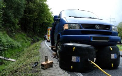 B 454: Motorradfahrer wird unter VW-Bus eingeklemmt