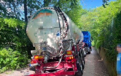 Sattelzug bleibt in Stephanstraße stecken