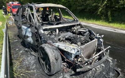 BMW X5 in Flammen: Feuerwehr löscht brennendes SUV auf der B 485