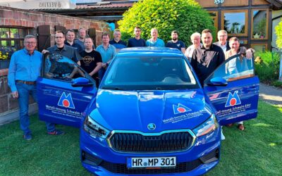 Ausbildungsmobil an Prüfungsbesten überreicht