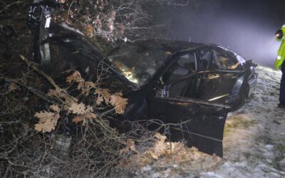 Autofahrer entdeckt schwer verunglücktes Fahrzeug neben der A 44
