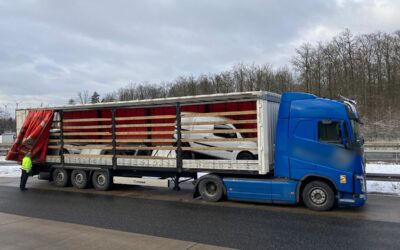 Unsachgemäß gesichert: Polizei stoppt Sattelzug auf A 4