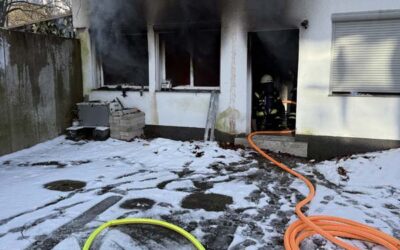 KS: Brand; Polizisten verletzt; Lexus gestohlen