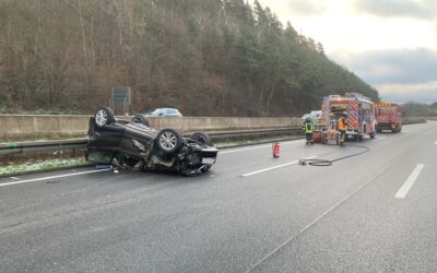 Knüllwald: Pkw überschlägt sich auf der A 7 – vier verletzte Personen
