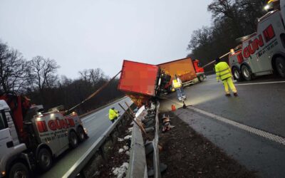 SEK: Lkw-Anhänger kippt; Unfall auf B 253; Diebstähle in Fritzlar und Treysa