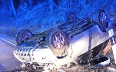 B 454: Polizisten trafen auf Unfall-Pkw