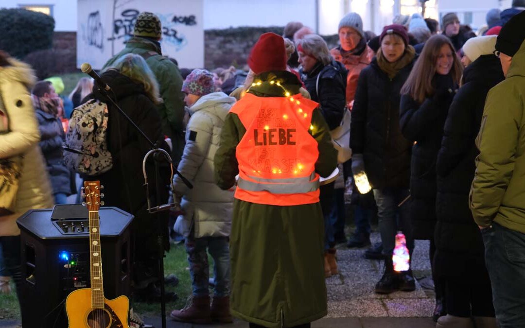 Lichterkette in Neukirchen: Zeichen gegen Hass und Hetze