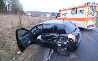 Autofahrerin kollidiert mit selbstfahrendem Großhäcksler