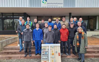 Auszubildende bestehen Gesellenprüfung als Elektroniker