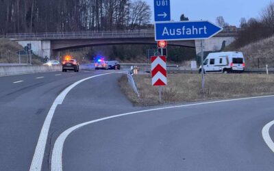 Autofahrer prallt auf der A 49 gegen Schutzwand