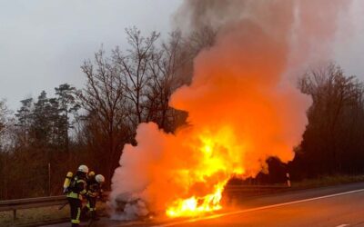 SEK: Pkw in Flammen; Schmuck erbeutet