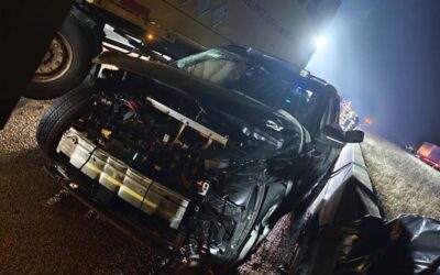 Audi-Fahrer auf A 7 zwischen Lkw und Leitwand eingeklemmt