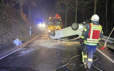 Autofahrerin bei Unfall verletzt – Feuerwehr im Einsatz