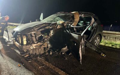 Frontalzusammenstoß auf der B 83: Pkw-Fahrer schwer verletzt