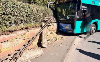 KS: Linienbus weicht in Mauer aus; Straßenraub