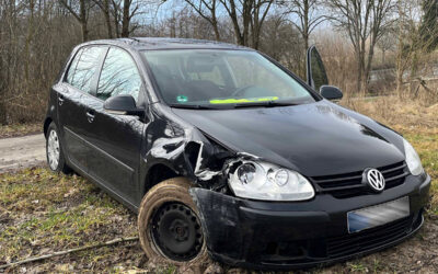 Schwarzer VW Golf nach Unfall verlassen aufgefunden