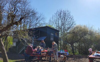 Kinder und Eltern basteln Osterkörbchen