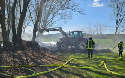 Unterholzbrand auf Schulgelände in Jesberg – Feuerwehr im Einsatz