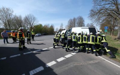 SEK: Unfall auf A 49; Fahrzeug kippt nach Kollision auf B 254