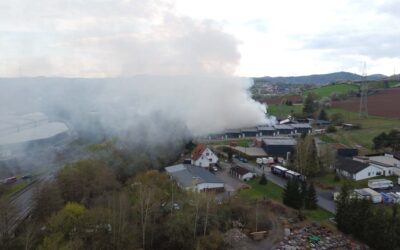 Lagerhalle in Bad Wildungen durch Großbrand zerstört (Video)