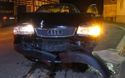 Fahranfänger prallt berauscht gegen Mauer