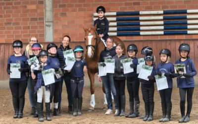 Ponyhof wird zum Prüfungscamp: Zwölf Mädchen bestehen Reitabzeichen