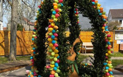 Osterbrunnen in Merzhausen: Dorfmitte österlich geschmückt